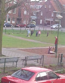 Hier draai ik pappa rond in de speeltuin